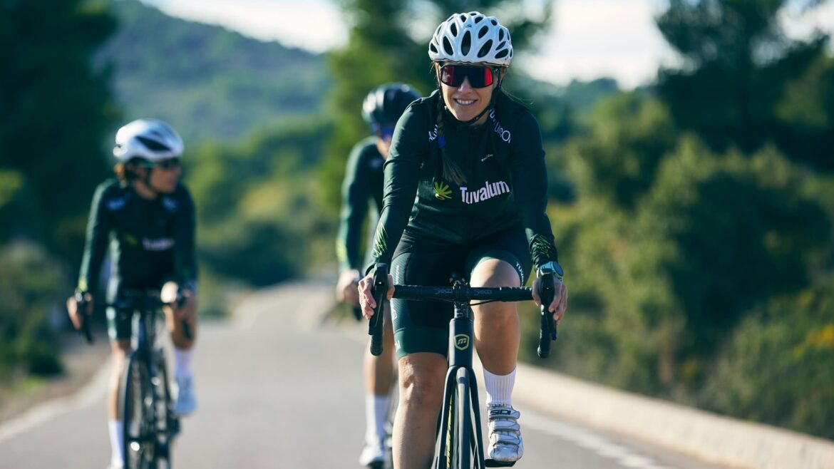 Cyclist using cycle syncing